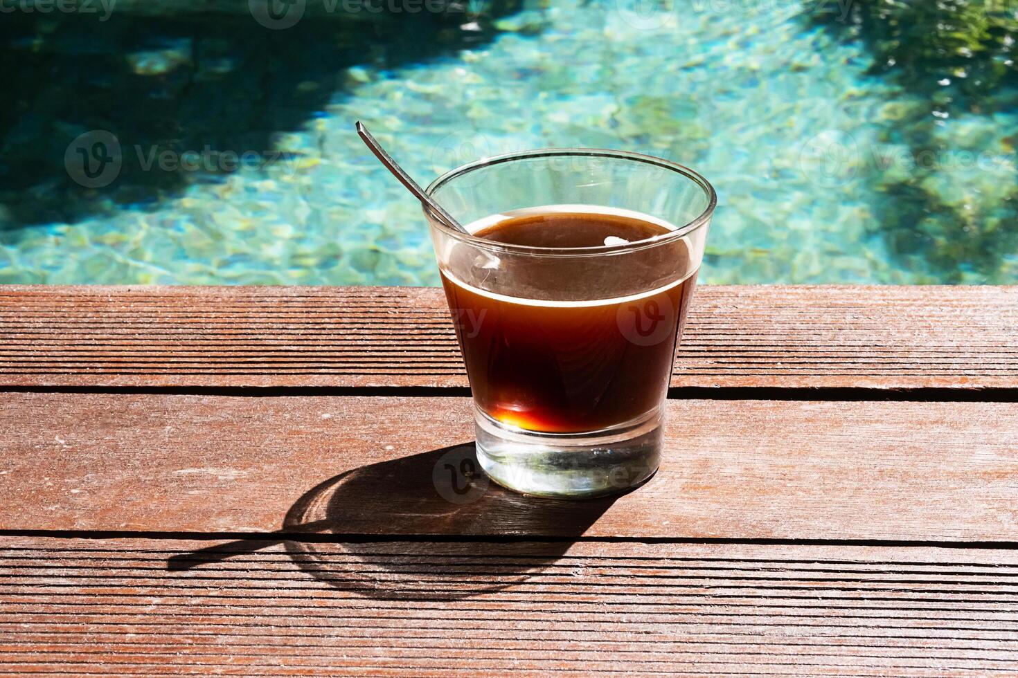 veraniego Mañana con café a junto a la piscina foto