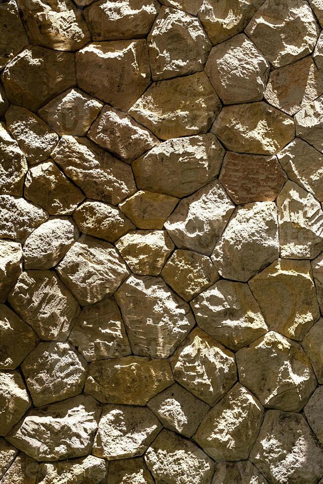 patrones hecho desde ligero y oscuridad en Roca pared. foto