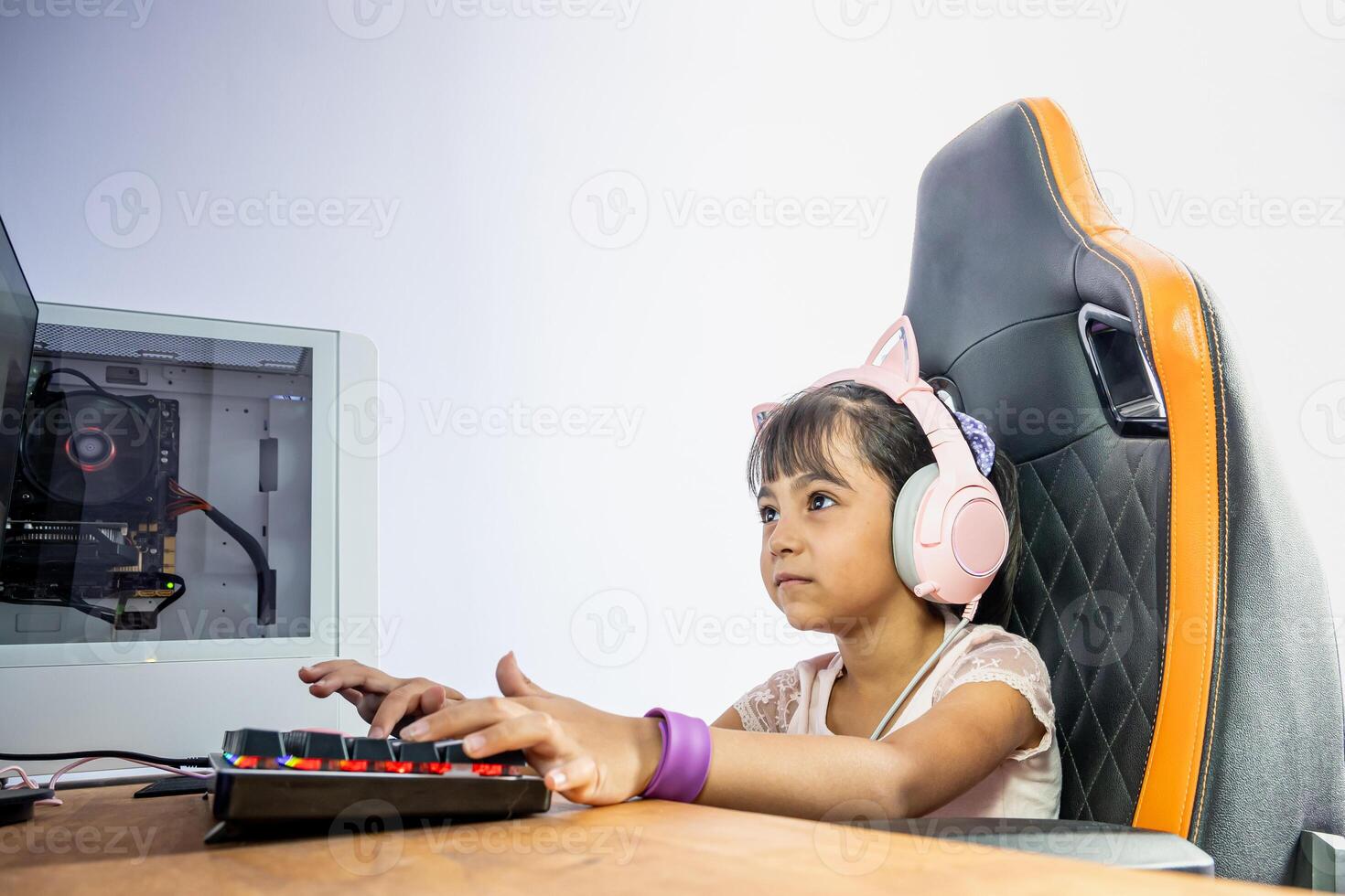 jugador niña jugando computadora juegos en su habitación. ella es muy enfocado sentado en un juego de azar silla. foto