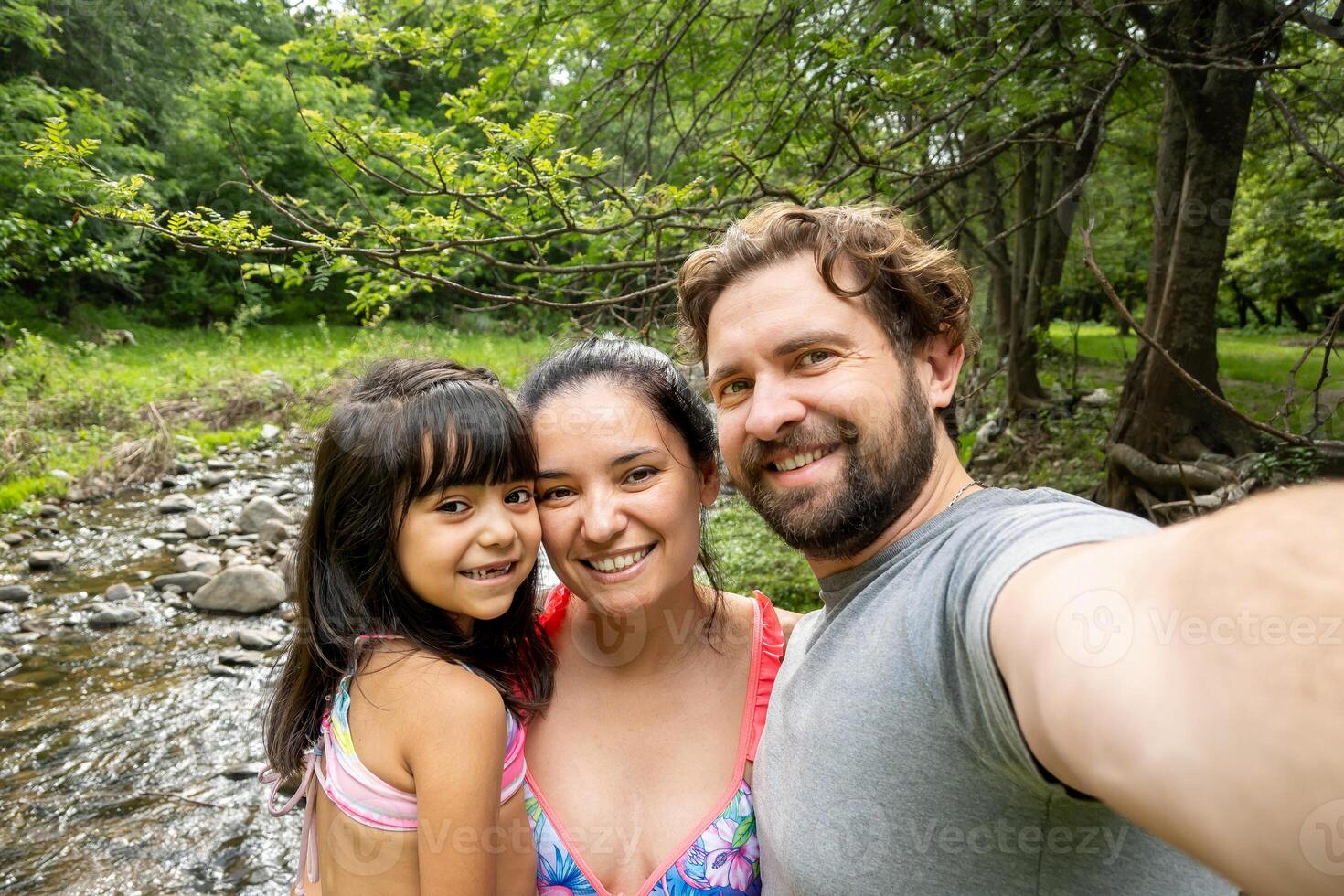 latín familia en vacaciones toma un autofoto foto