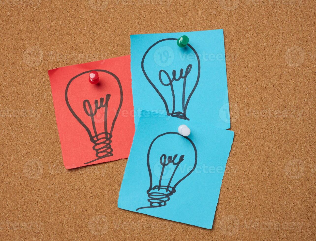 dibujado eléctrico bombillas en papel hojas, significando el concepto de buscando para nuevo ideas foto