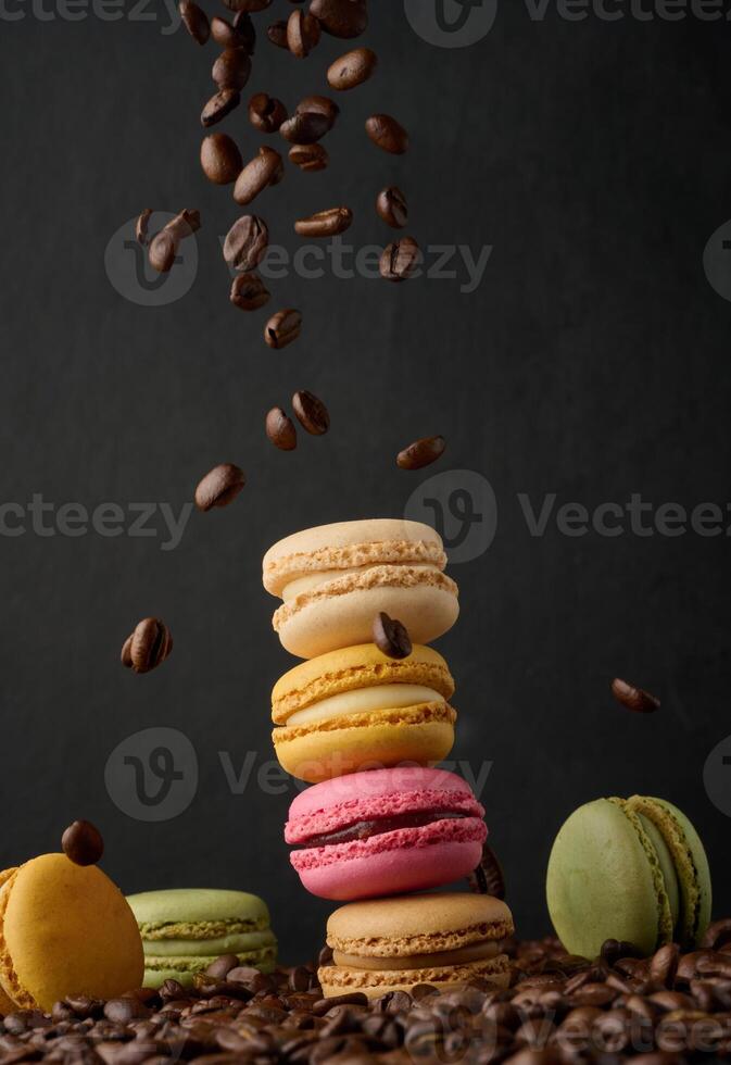 apilar de multicolor macarons en un antecedentes de café frijoles, negro antecedentes foto