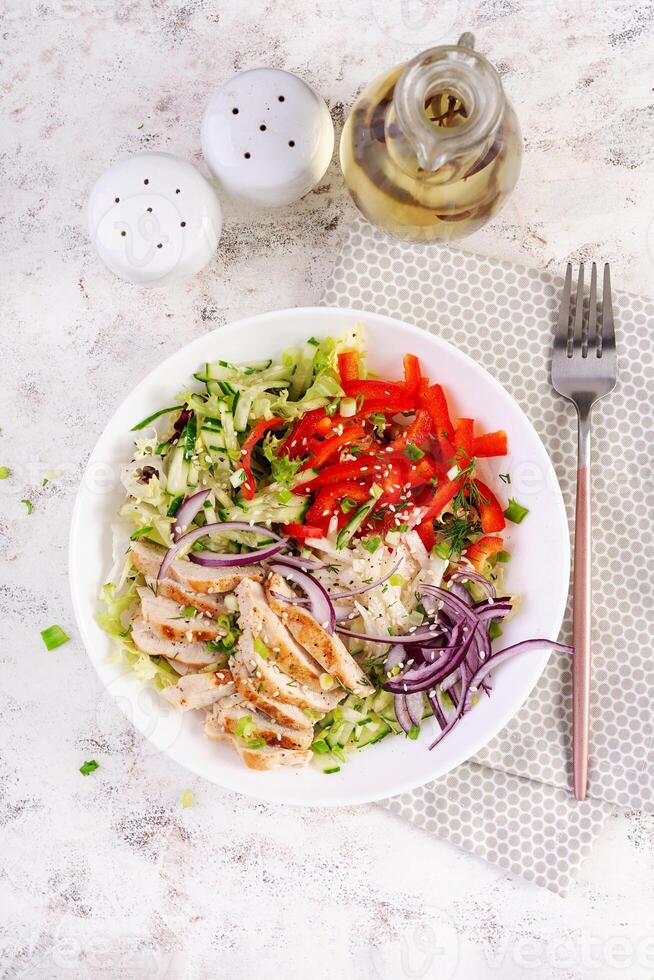 Fresco ensalada con A la parrilla pollo mama, filete y lechuga, daikon, rojo cebollas, Pepino y sésamo. sano almuerzo menú. dieta alimento. parte superior ver foto