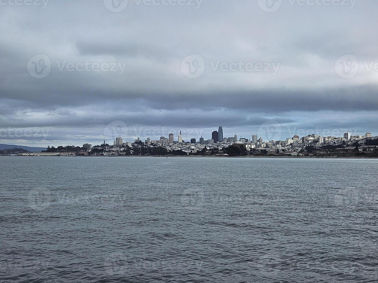 san francisco horizonte desde dorado portón puente playa con un ver de alcatraz isla en un nublado día foto