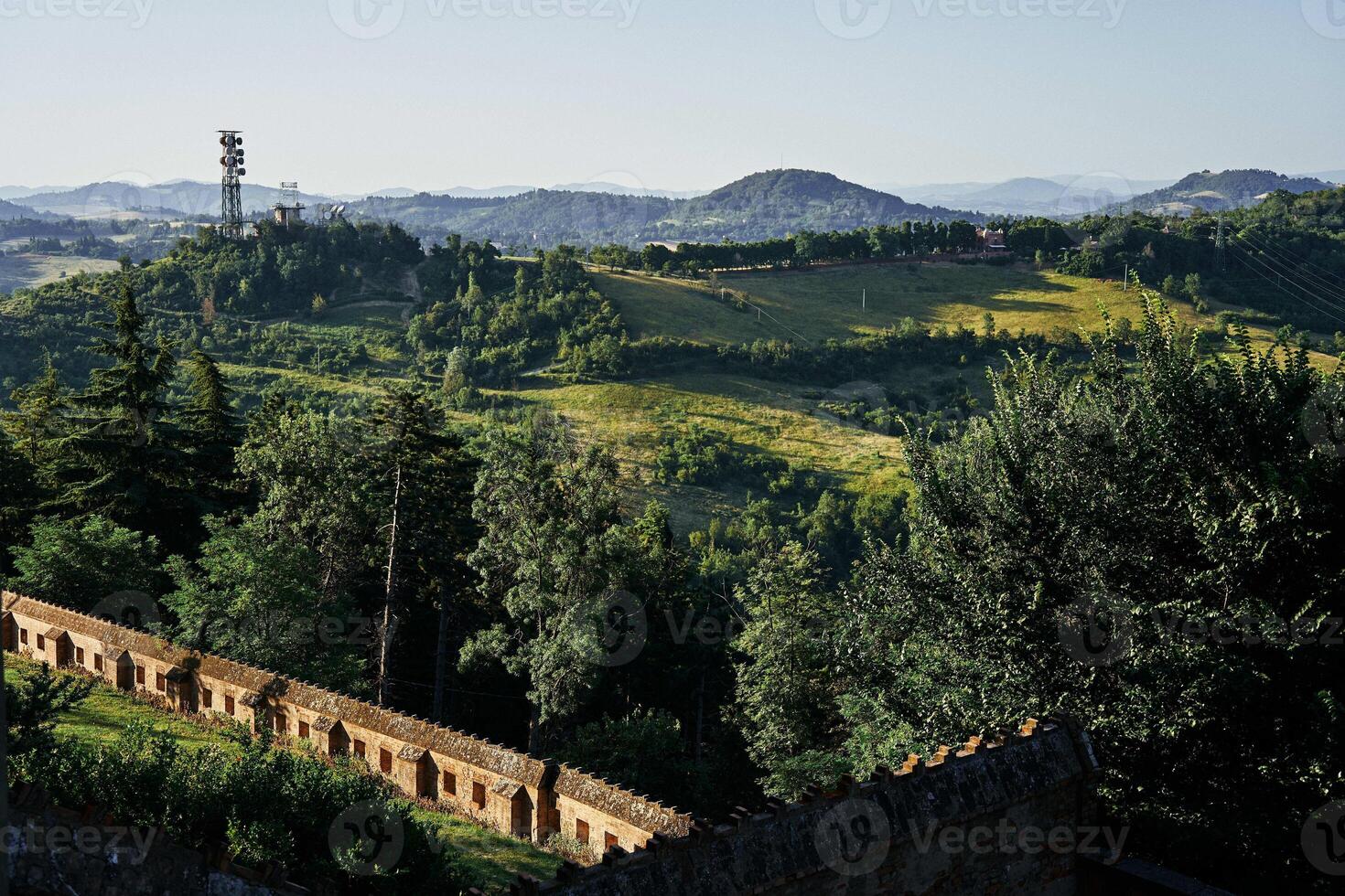 ver de el colinas y el antiguo pared rodeando Bolonia, el atmósfera de un italiano verano foto