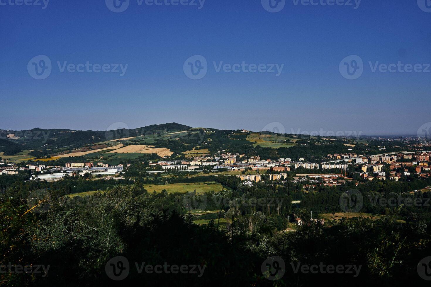 un ver de el colinas y casas, alrededor Bolonia, el atmósfera de el italiano verano foto