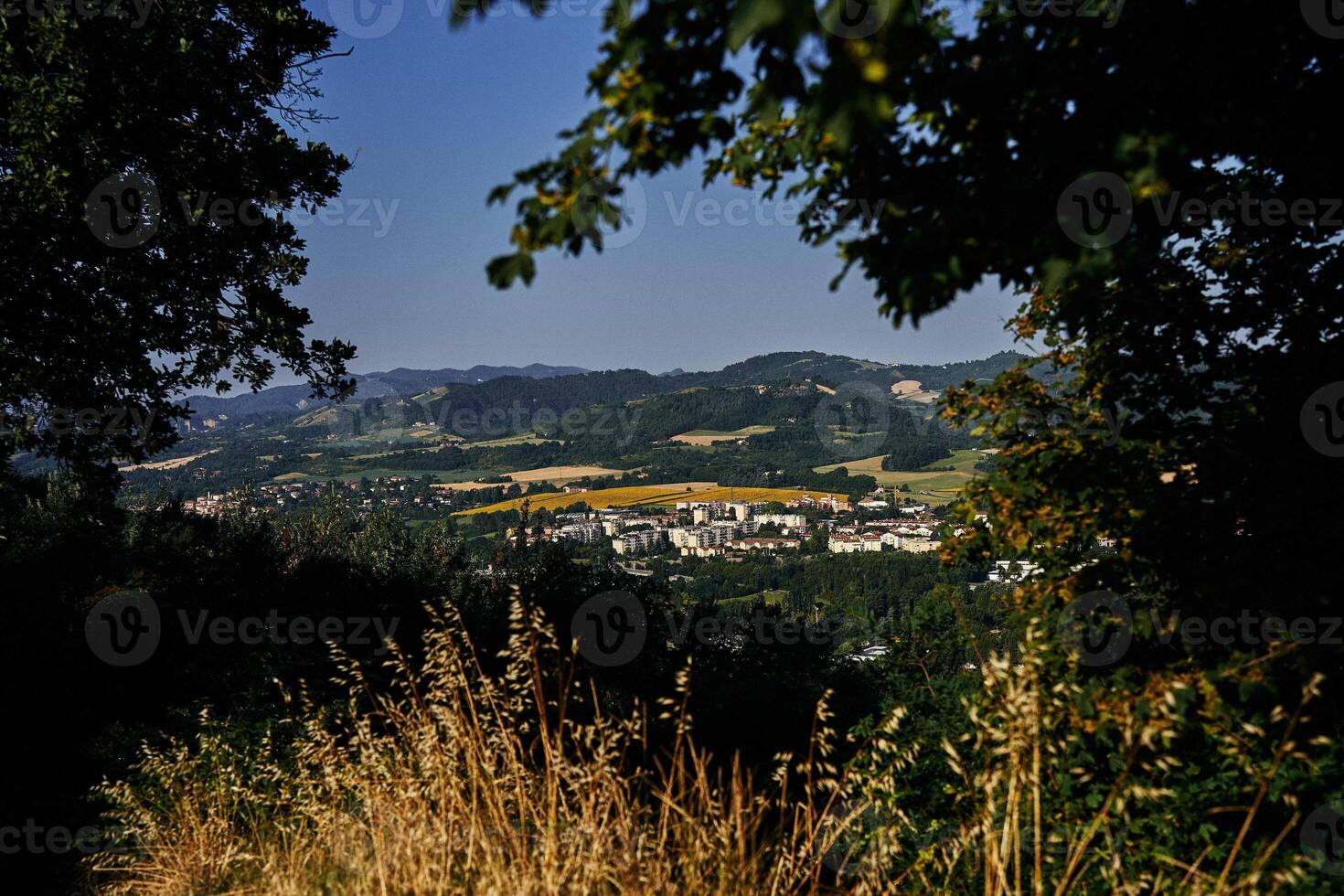 un ver de el colinas y casas, alrededor Bolonia, el atmósfera de el italiano verano foto