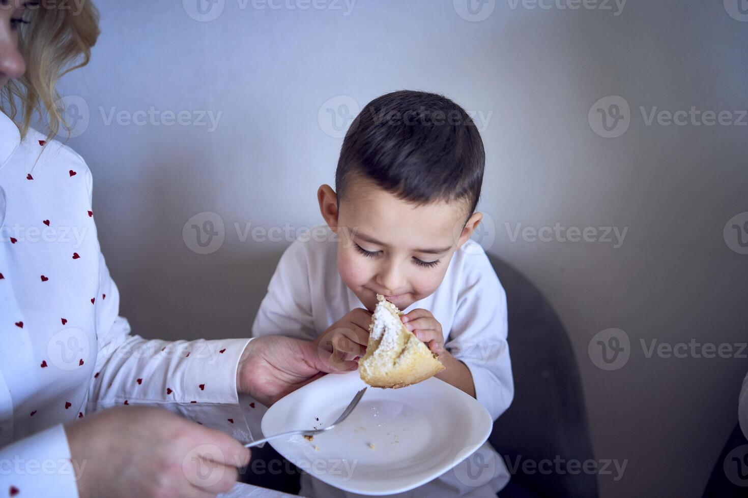 pequeño chico obras de teatro con comida foto