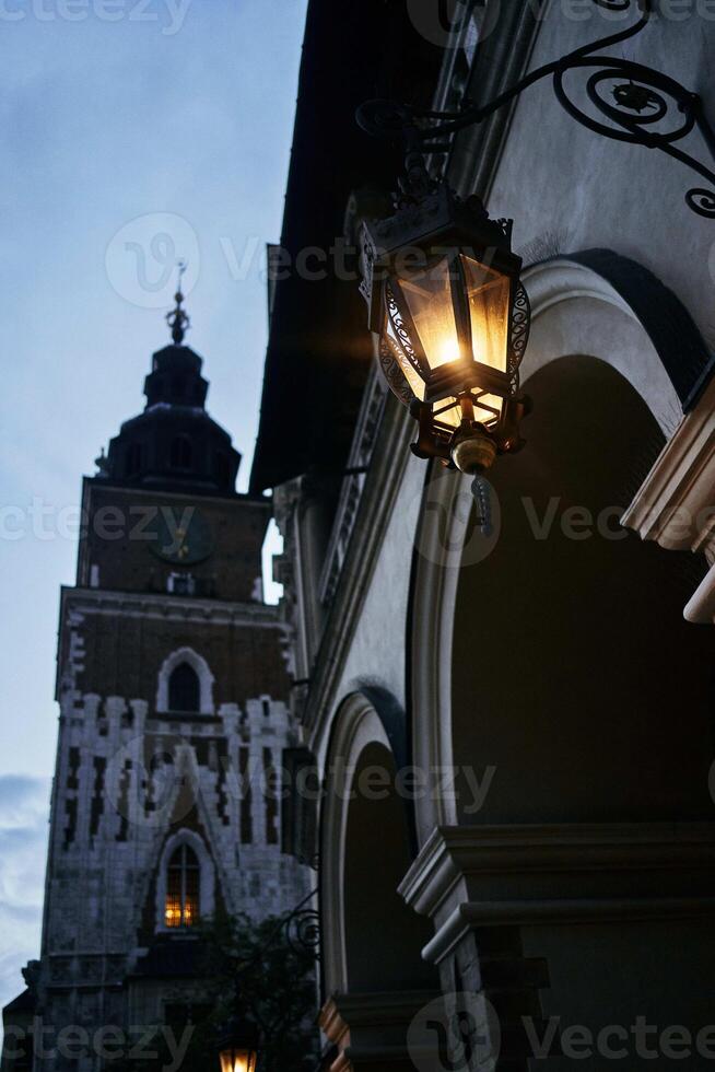 farola en el principal cuadrado de Cracovia en el noche foto