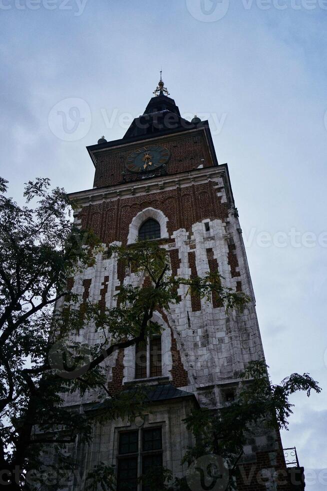 torre en el principal cuadrado de cracovia, ver desde abajo foto