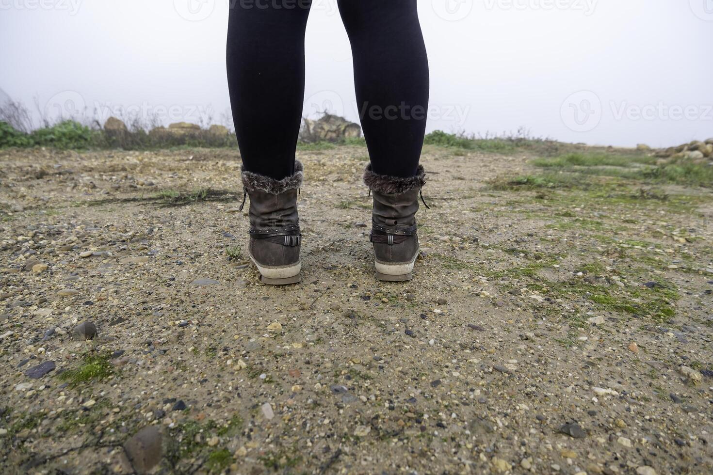 joven mujer en el bosque foto