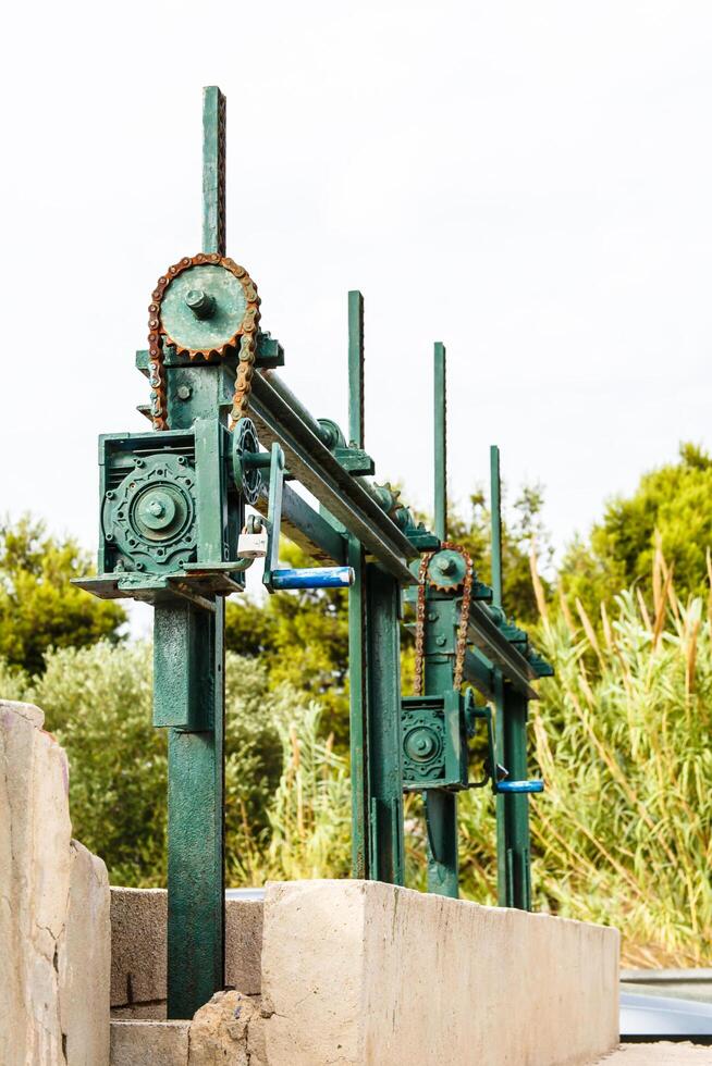 The old mechanism for shutoff of water in the channel, the chain photo