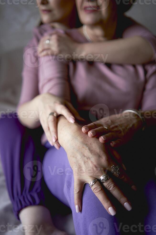 retrato de antiguo madre y de edad mediana hija a hogar foto