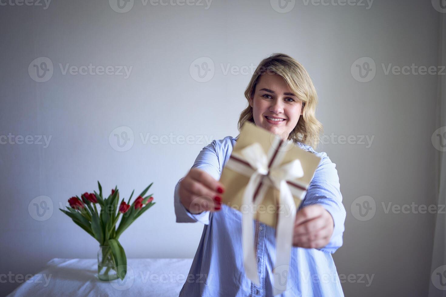 un talla media mujer sostiene un arte regalo certificado en su manos foto