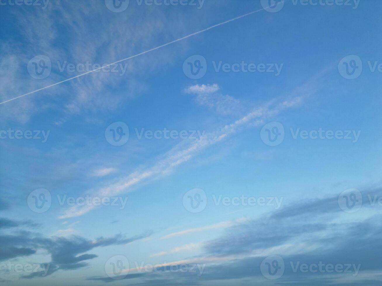 más hermosa colores de cielo y nubes durante puesta de sol terminado Inglaterra Reino Unido foto