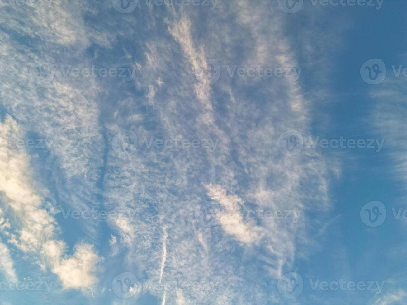 más hermosa colores de cielo y nubes durante puesta de sol terminado Inglaterra Reino Unido foto