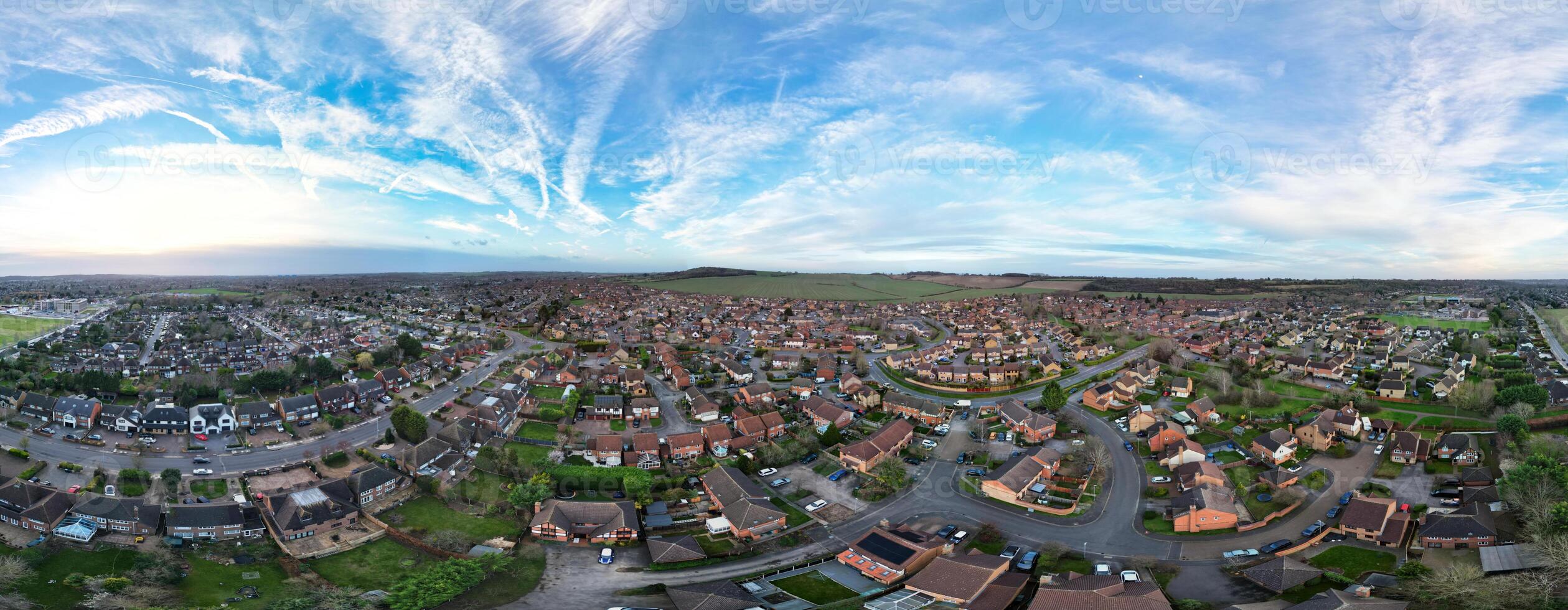 alto ángulo panorámico ver de este lutón ciudad de Inglaterra durante puesta de sol. lutón, Inglaterra Reino Unido. feb 19, 2024 foto