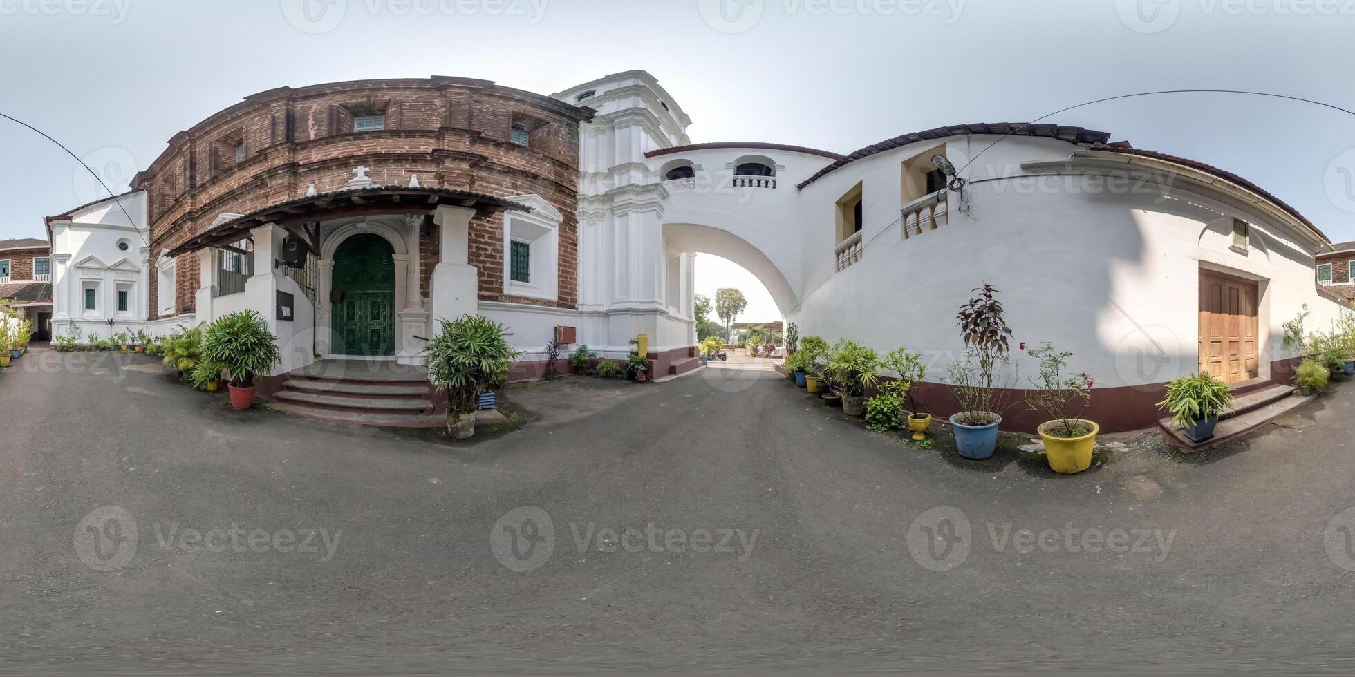 lleno hdri 360 panorama de portugués católico Iglesia con arcos en selva entre palma arboles en indio trópico pueblo en equirrectangular proyección con cenit y nadir. vr Arkansas contenido foto