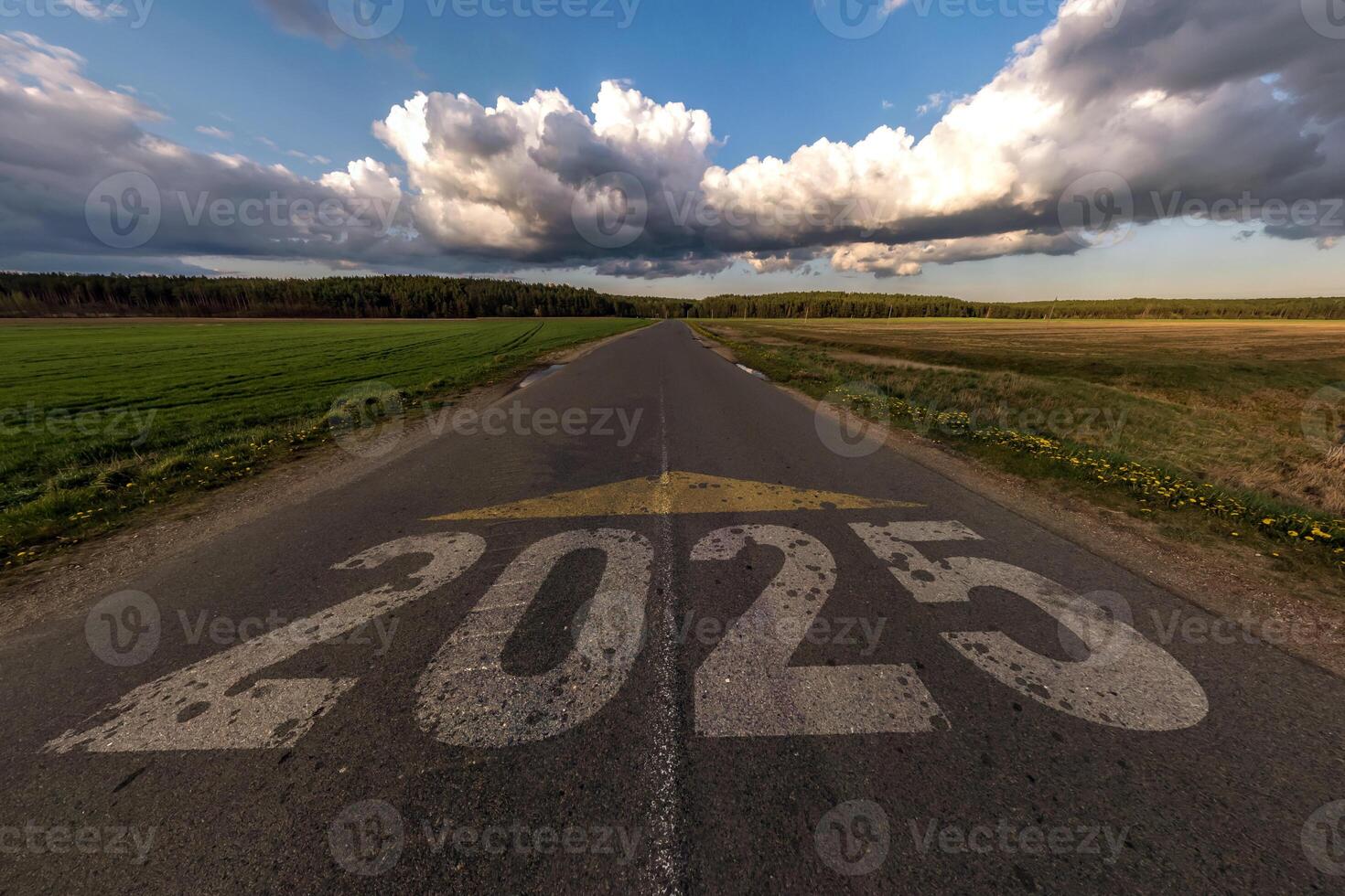 números 2025 Vamos y comienzo en asfalto la carretera autopista con amanecer o puesta de sol cielo antecedentes. concepto de destino en futuro, libertad, trabajo comenzar, correr, planificación, desafío, objetivo, nuevo año foto