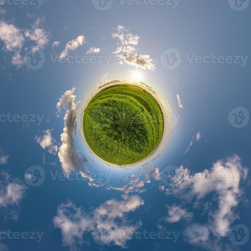 sencillo verde minúsculo planeta sin edificios en azul cielo con hermosa nubes transformación de esférico panorama 360 grados esférico resumen aéreo vista. curvatura de espacio. foto