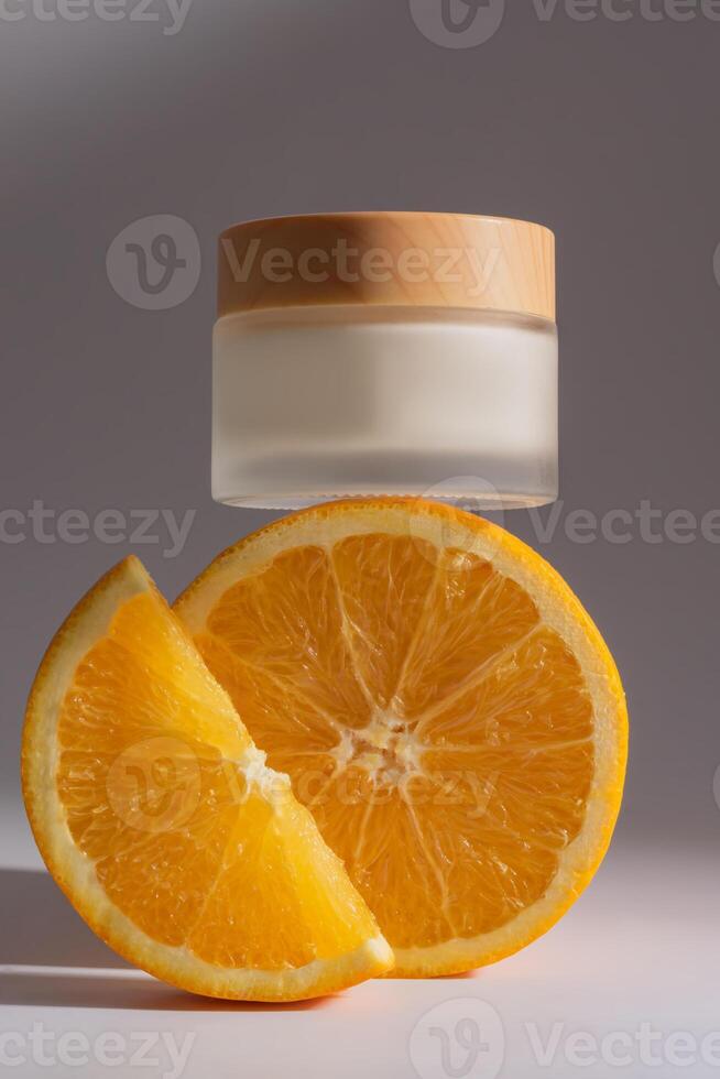 crema con vitamina C en un escarchado vaso tarro sobre naranjas un envase de un cosmético producto para piel cuidado, maquillaje y concepto de hembra belleza foto