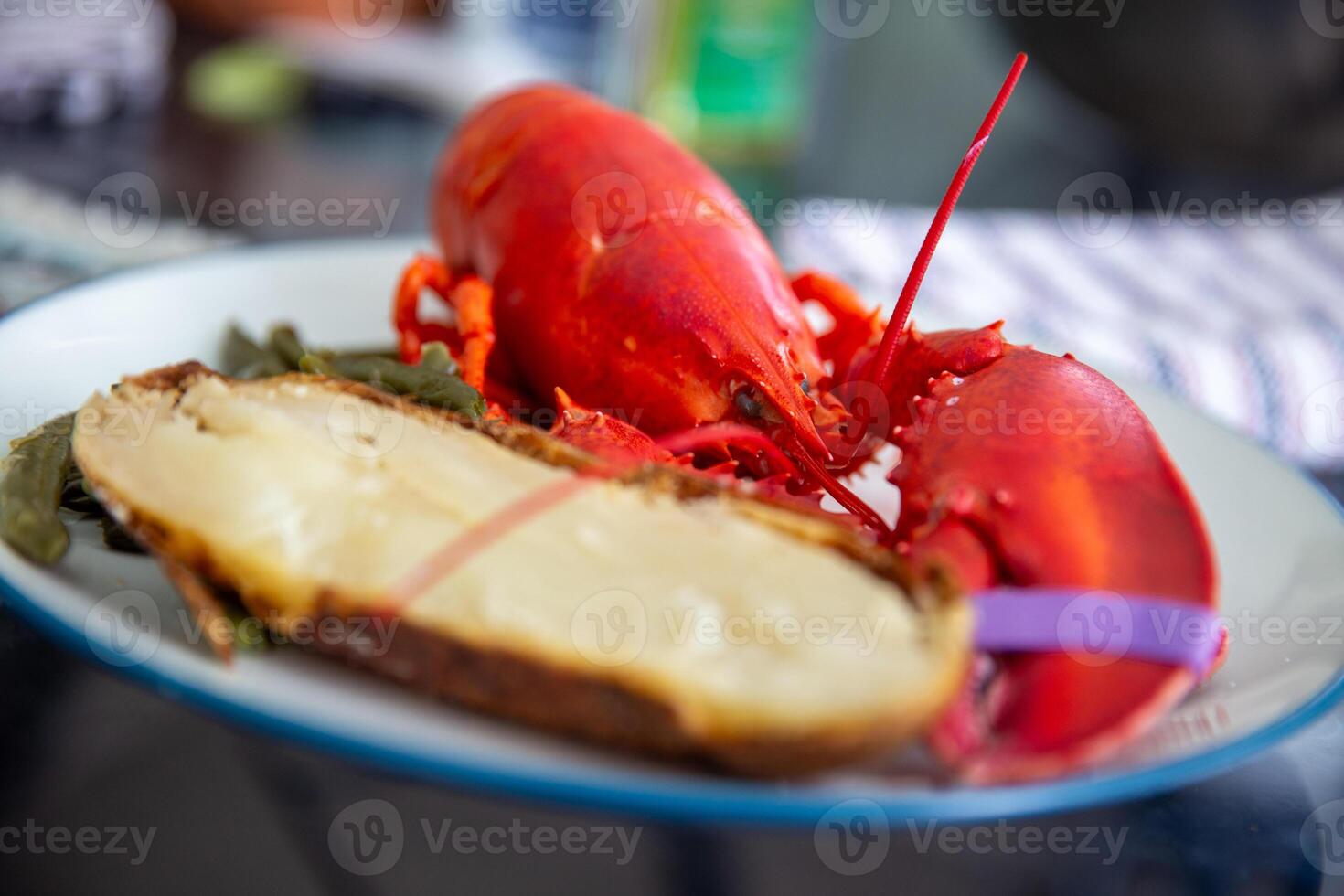 langosta con patatas y vegetales foto