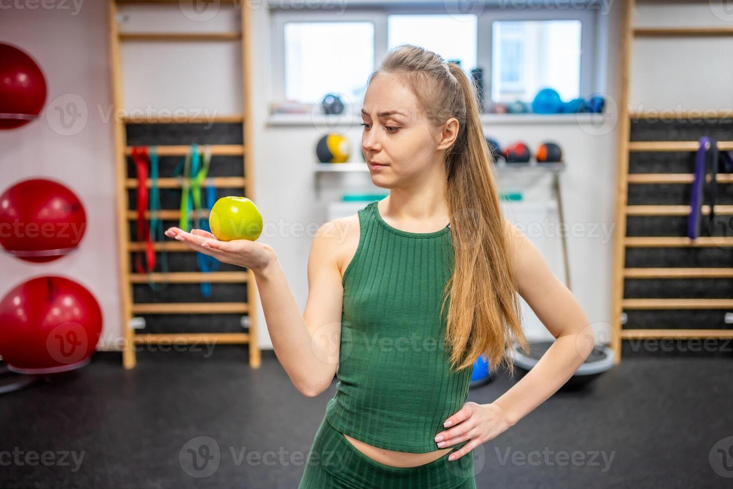 retrato de sonriente aptitud mujer participación un manzana. haciendo dieta, trabajando afuera, deporte ,saludable comiendo y estilo de vida concepto. foto