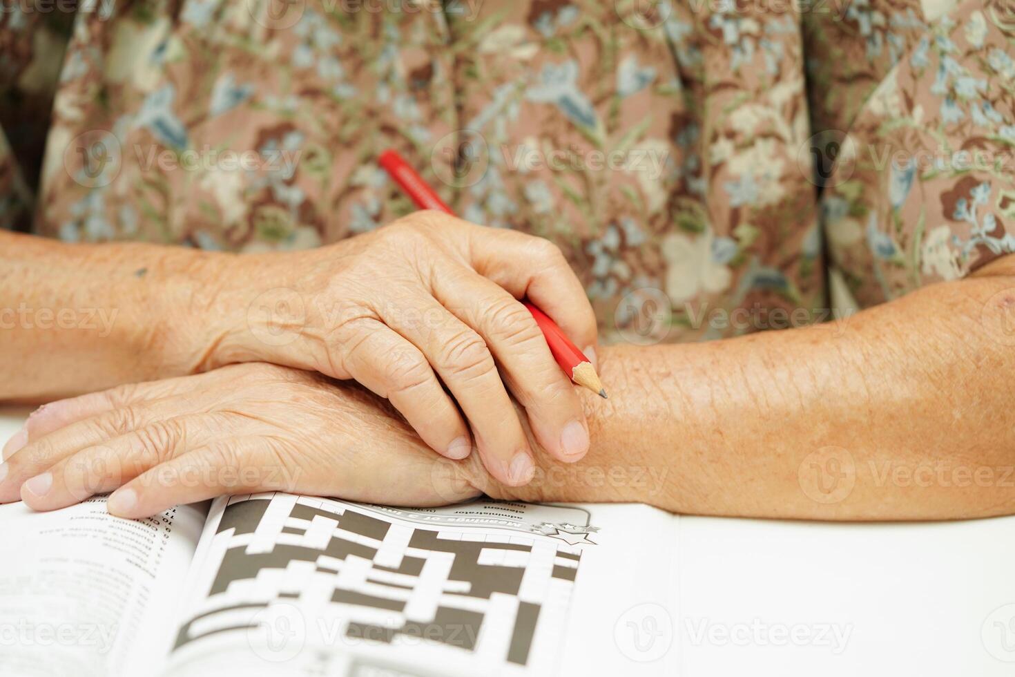 mayor mujer jugando sudoku rompecabezas juego para tratamiento demencia prevención y Alzheimer enfermedad. foto