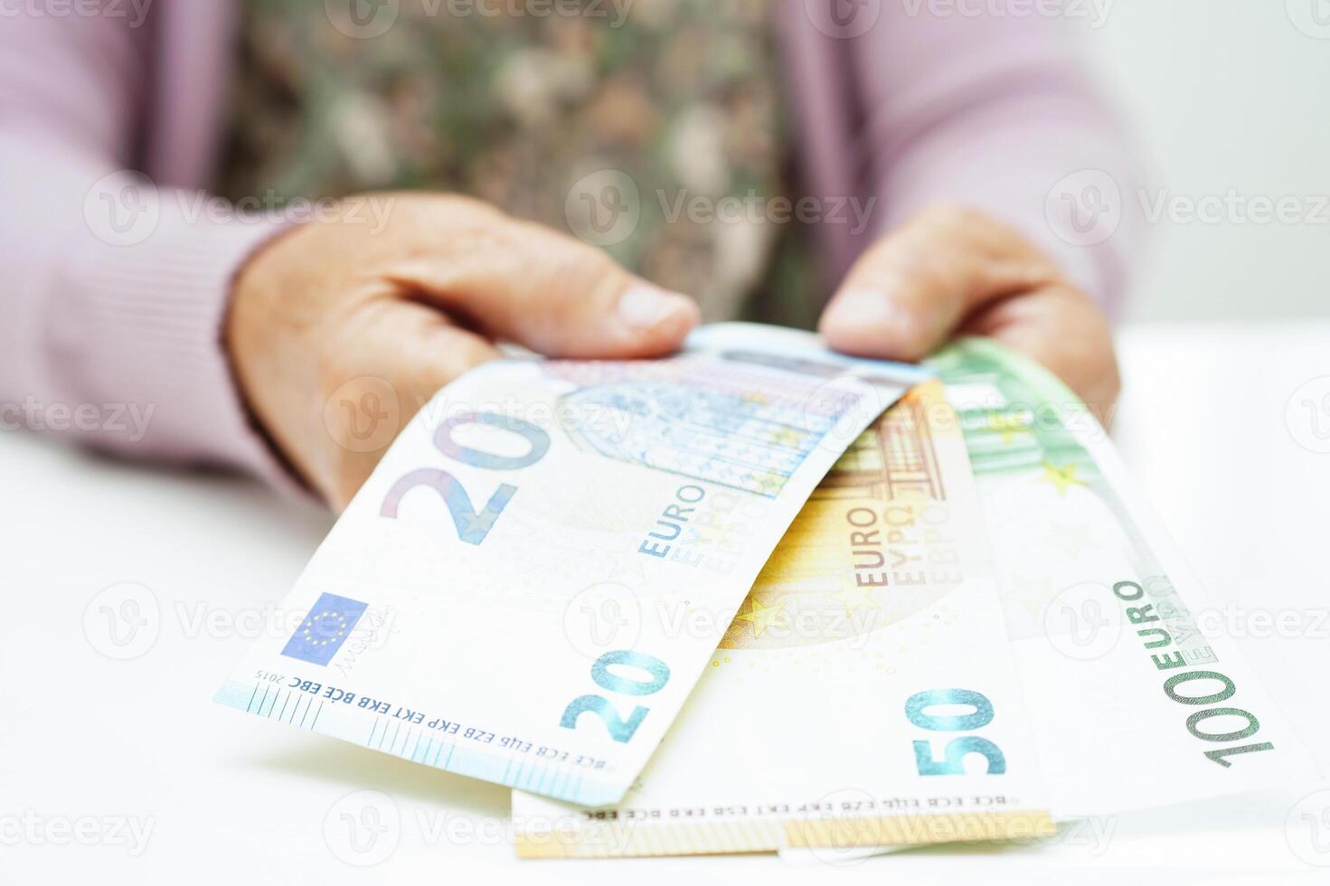 anciana jubilada que cuenta monedas y se preocupa por los gastos mensuales y el pago de la tarifa de tratamiento. foto