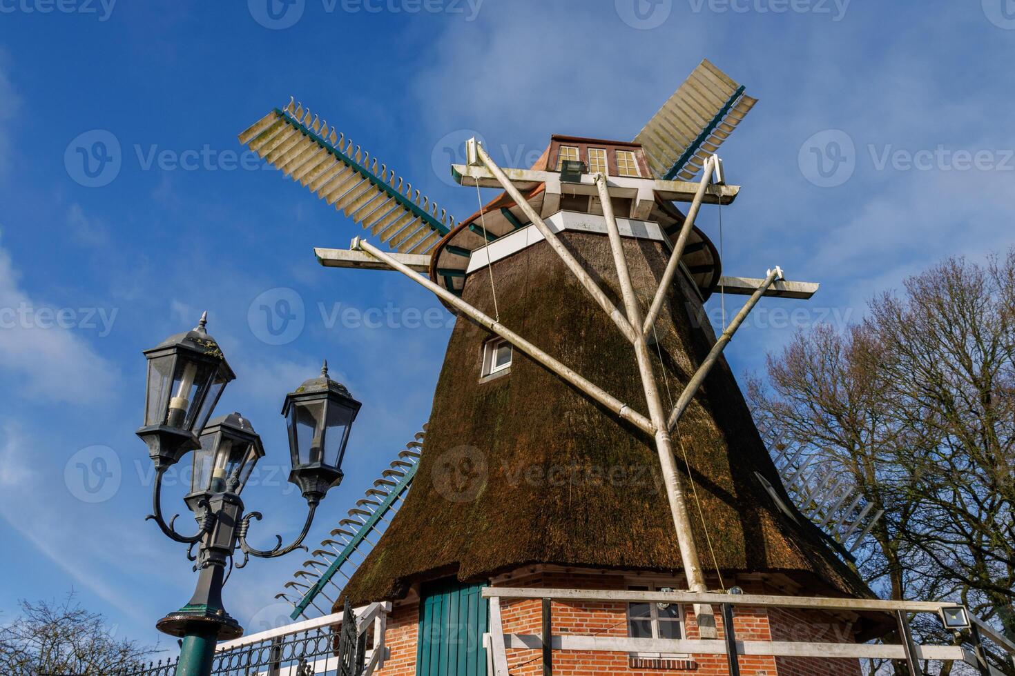 molino de viento en frisia oriental foto