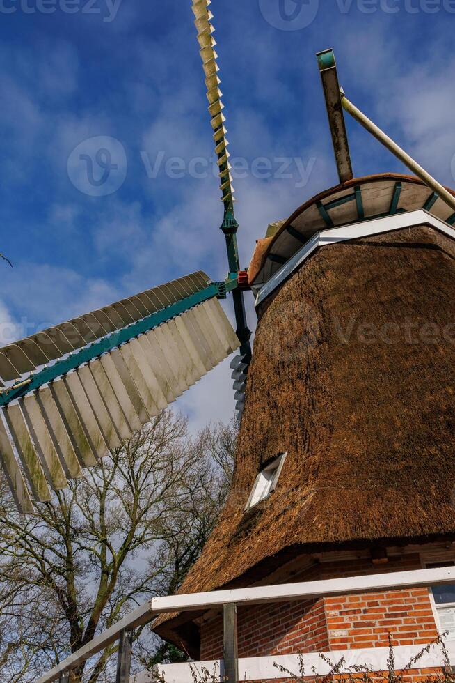 molino de viento en frisia oriental foto