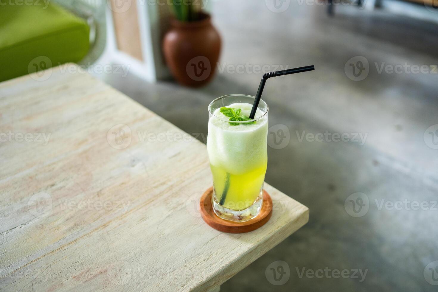 Fresco frío melón jugo en un mesa en un elegante cafetería. foto