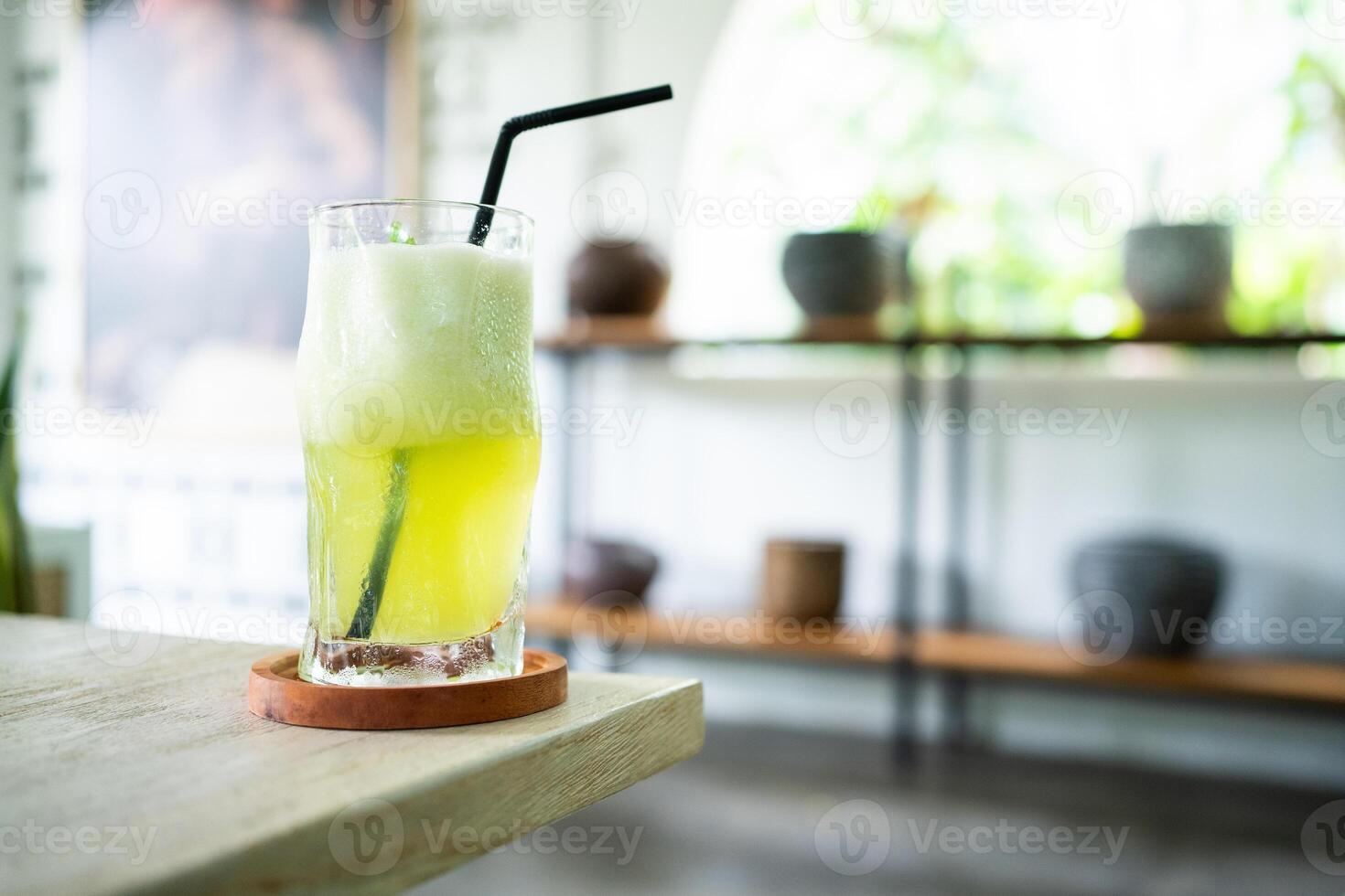 Fresco frío melón jugo en un mesa en un elegante cafetería. foto