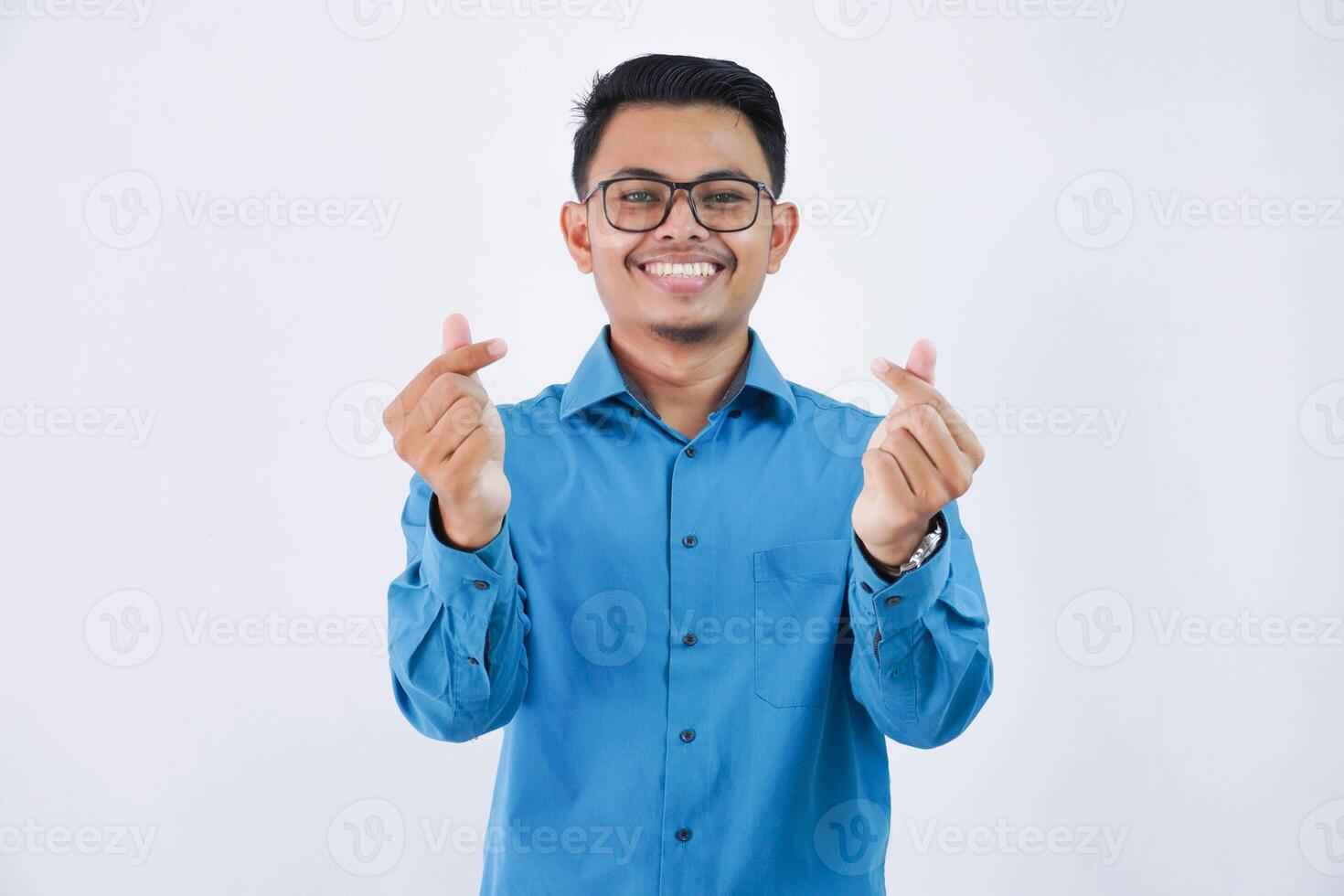 sonriente o contento asiático empresario con lentes demostración gesto corazón forma manos o cruce su índice dedo y pulgar el símbolo saranghae, sarangheo, saranghaeo foto