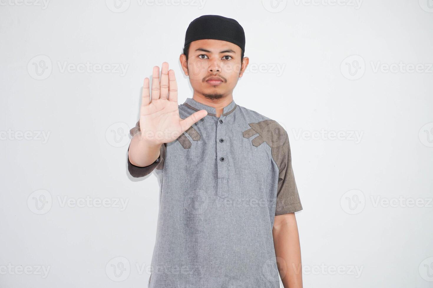 retrato de un musulmán asiático hombre demostración detener firmar vistiendo kurta ropa aislado en blanco antecedentes foto