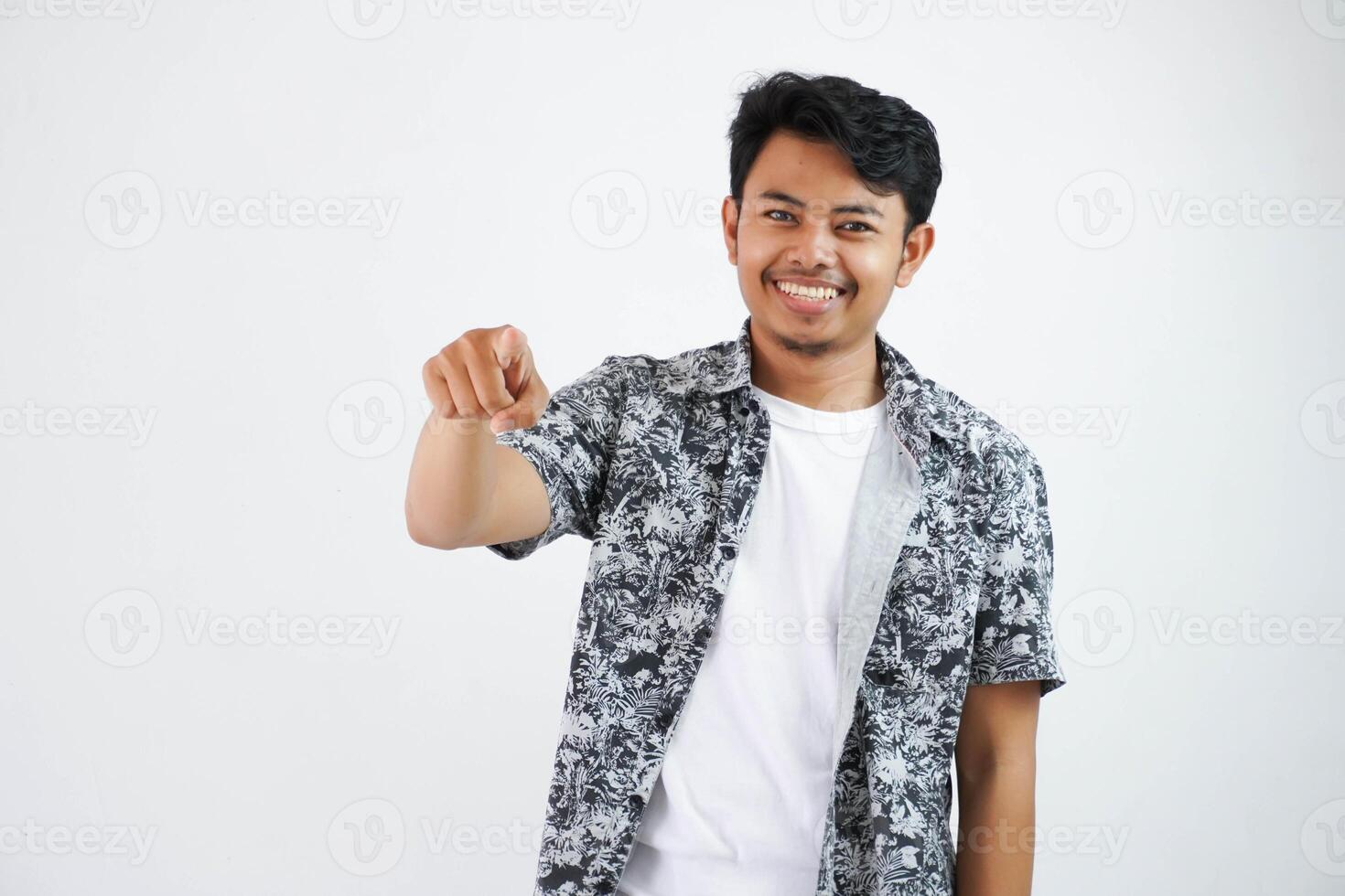 sonriente joven asiático hombre aislado en blanco antecedentes alegre sonrisas señalando a frente. foto