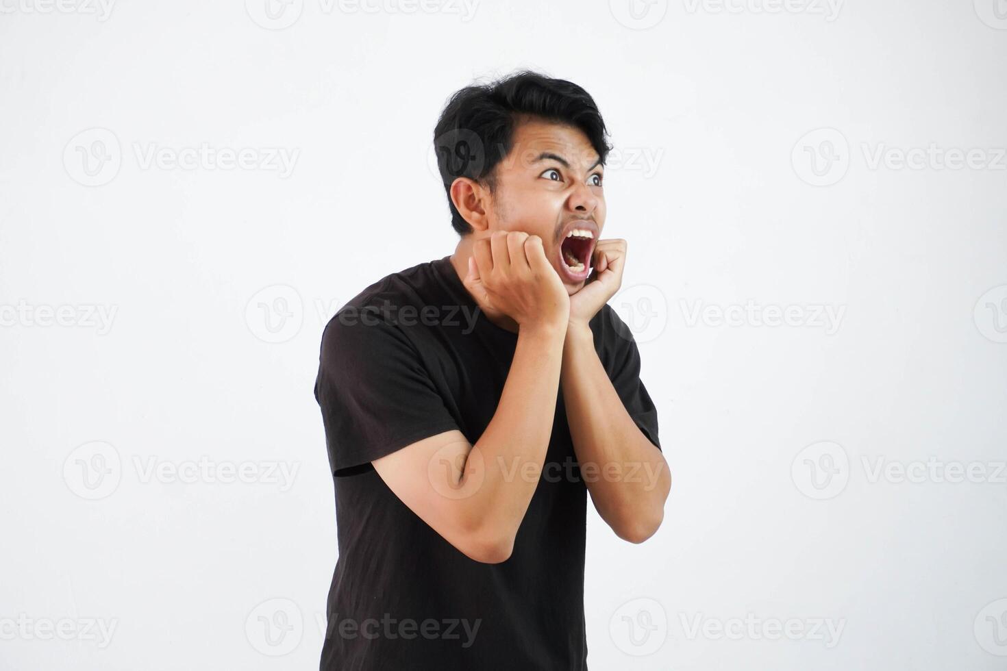 retrato de enojado pensativo loco asiático joven hombre gritando. de cerca hombre en pánico aislado en blanco antecedentes. estrés agotamiento oficina síndrome sobrecargar trabajo difícil oficina masculino foto