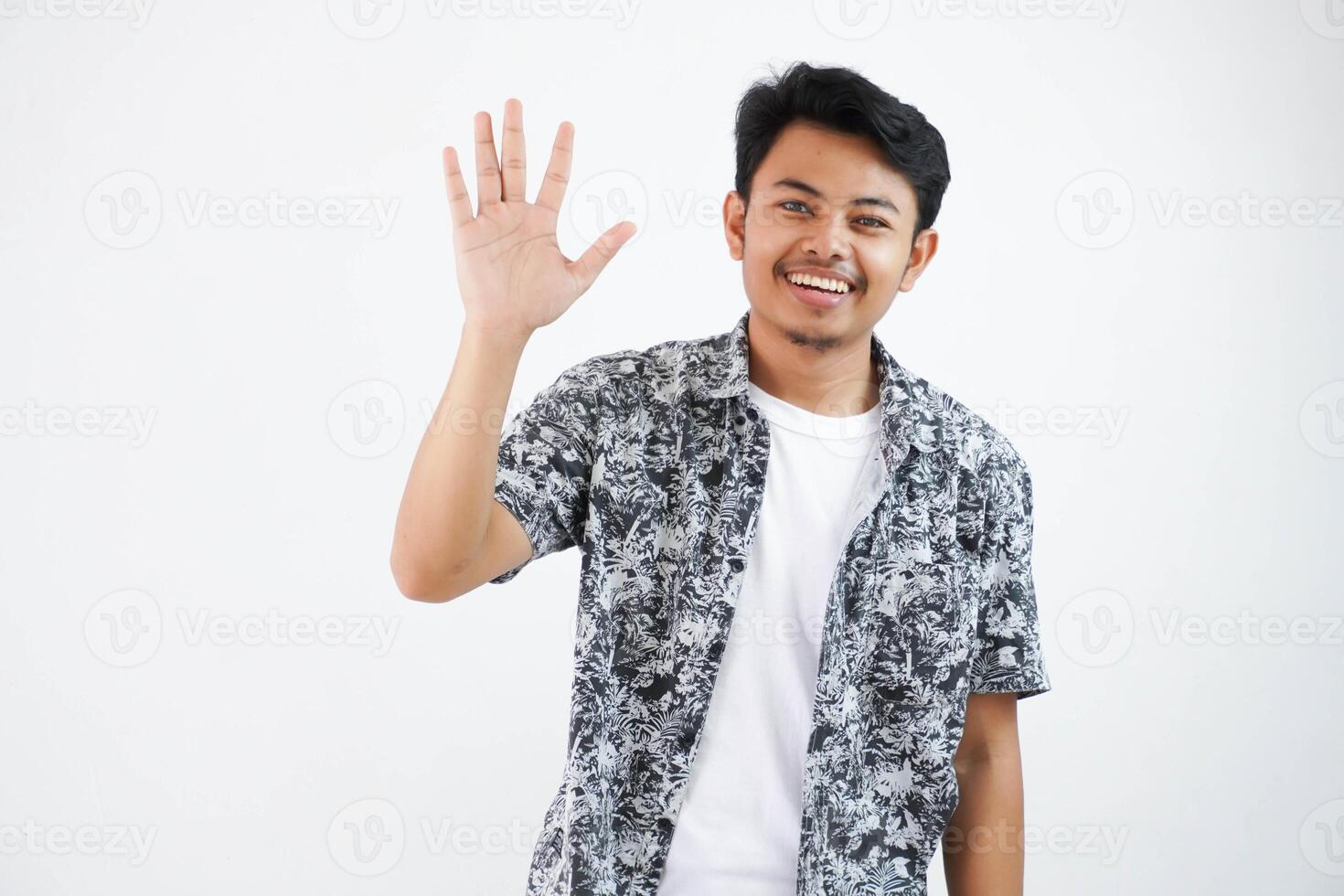 positivo alegre asiático hombre demostración su abierto palma humano emociones, facial expresiones, hermoso hombre ondulación su mano, Hola, Hola, ver usted más tarde. aislado blanco antecedentes foto