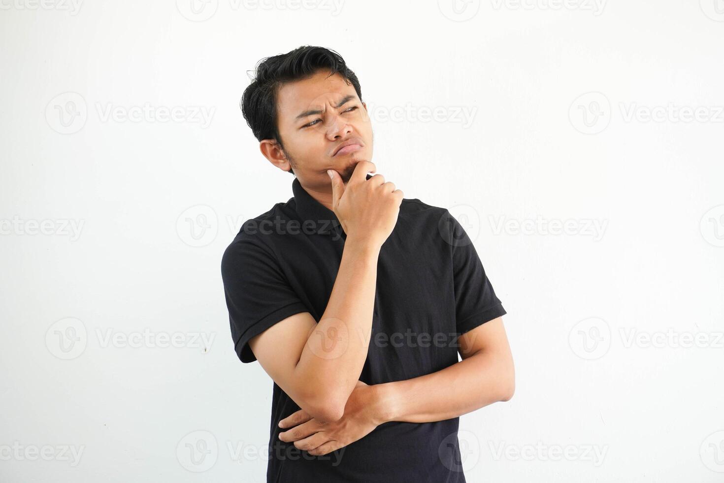 pensando alguna cosa idea joven asiático hombre y mano participación barbilla casual atuendo negro polo t camisa aislado en blanco antecedentes foto