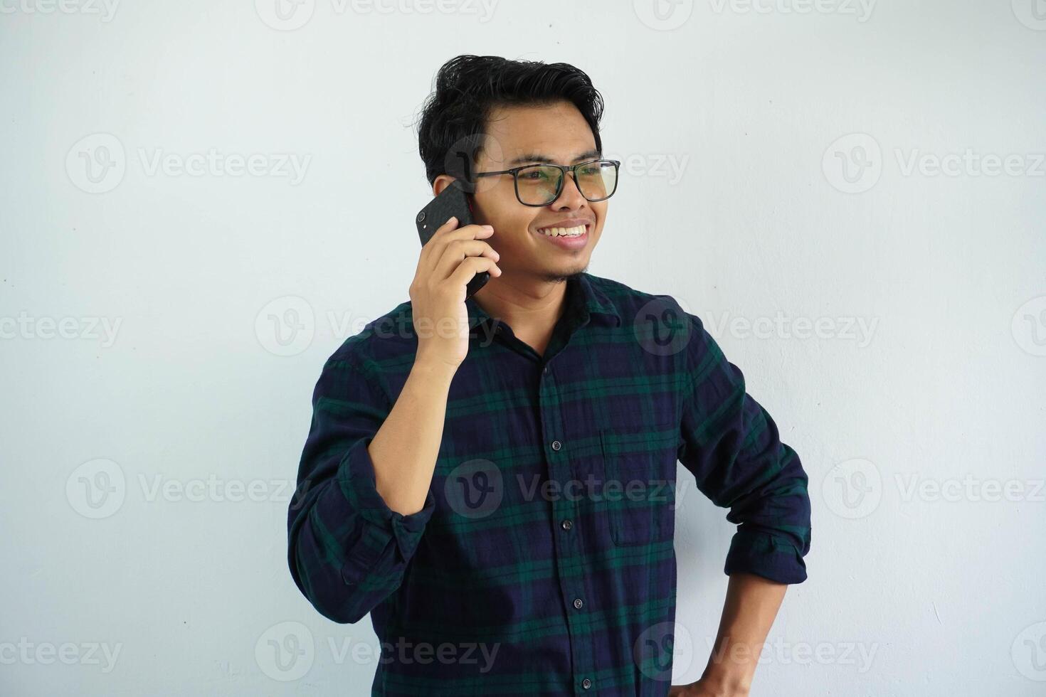 sonriente o contento joven asiático hombre cuando vocación con alguien aislado en blanco antecedentes. foto