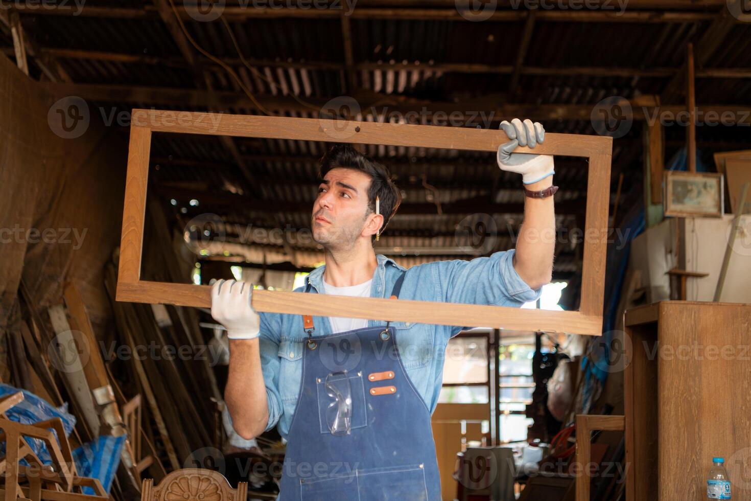 carpintero trabajando a su carpintería tienda. vista es utilizado a garantizar exactitud. foto