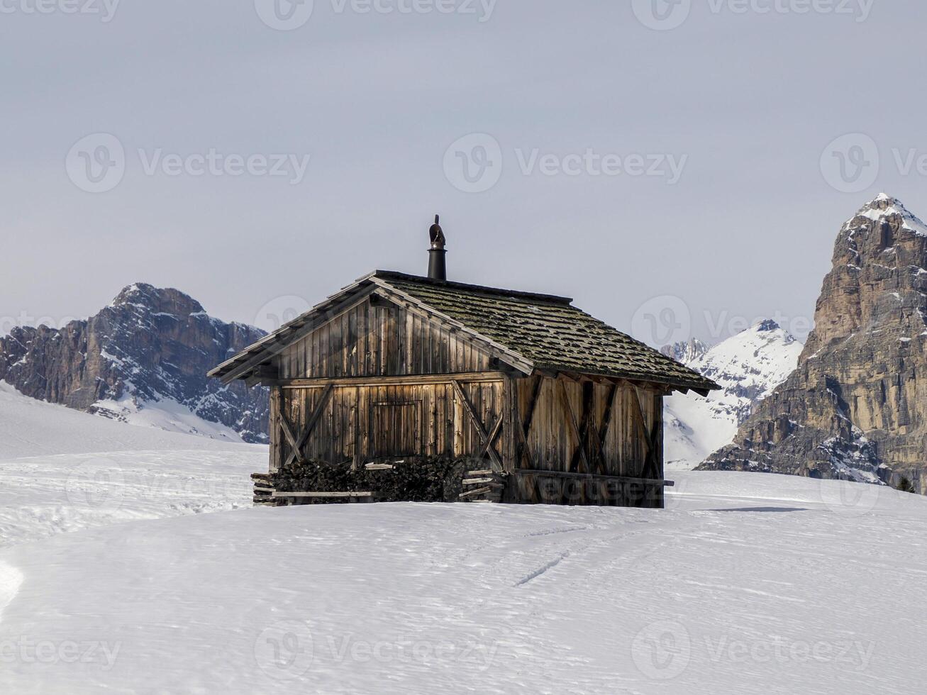 dolomitas nieve panorama de madera choza val badia armenola colina foto