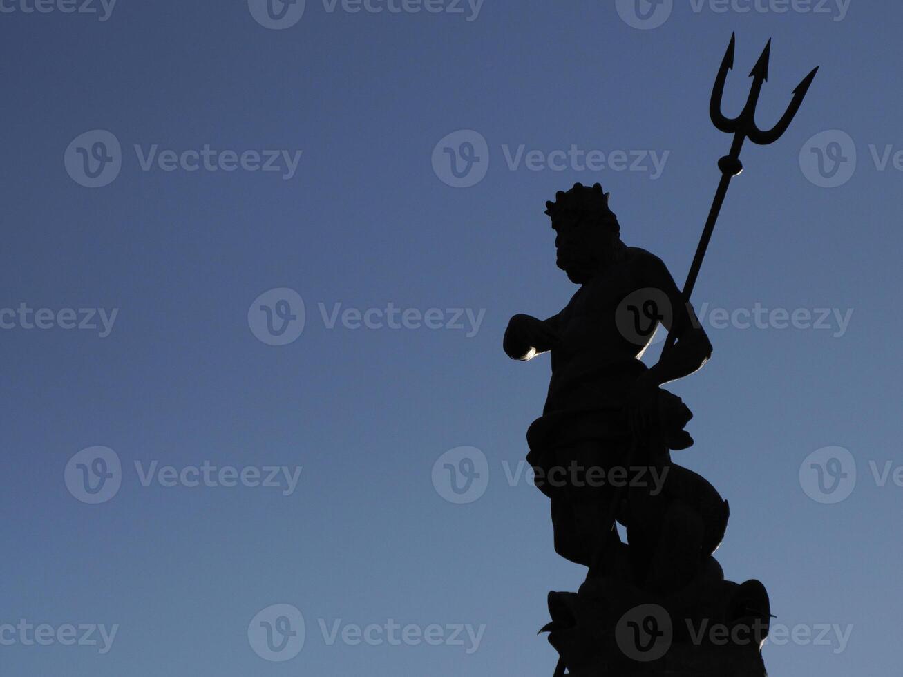 Neptuno fuente en Hazme sitio en frente de el medieval catedral de san vigilio en trento , Italia foto