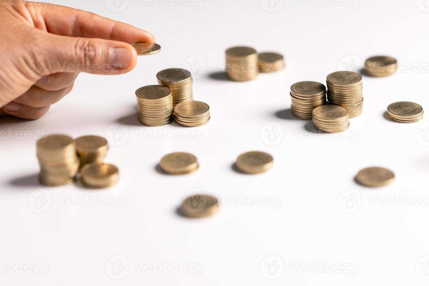 mujer con moneda pila. financiero creciente ahorros concepto. ahorro dinero por mano poniendo monedas dinero contabilidad planificación. foto