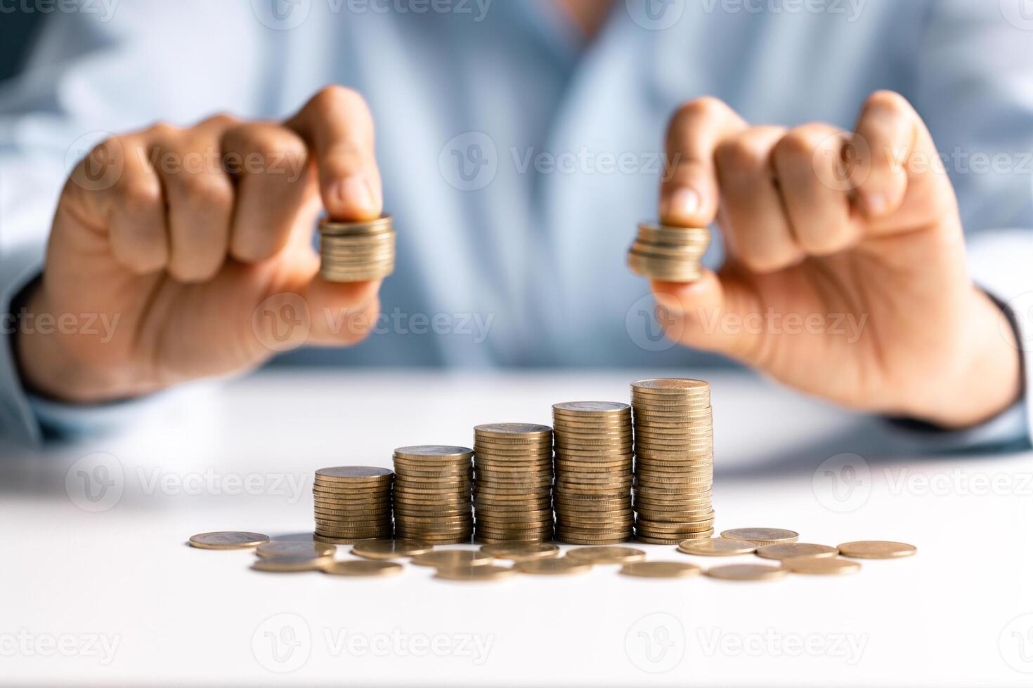 mujer con moneda pila. financiero creciente ahorros concepto. ahorro dinero por mano poniendo monedas dinero contabilidad planificación. foto