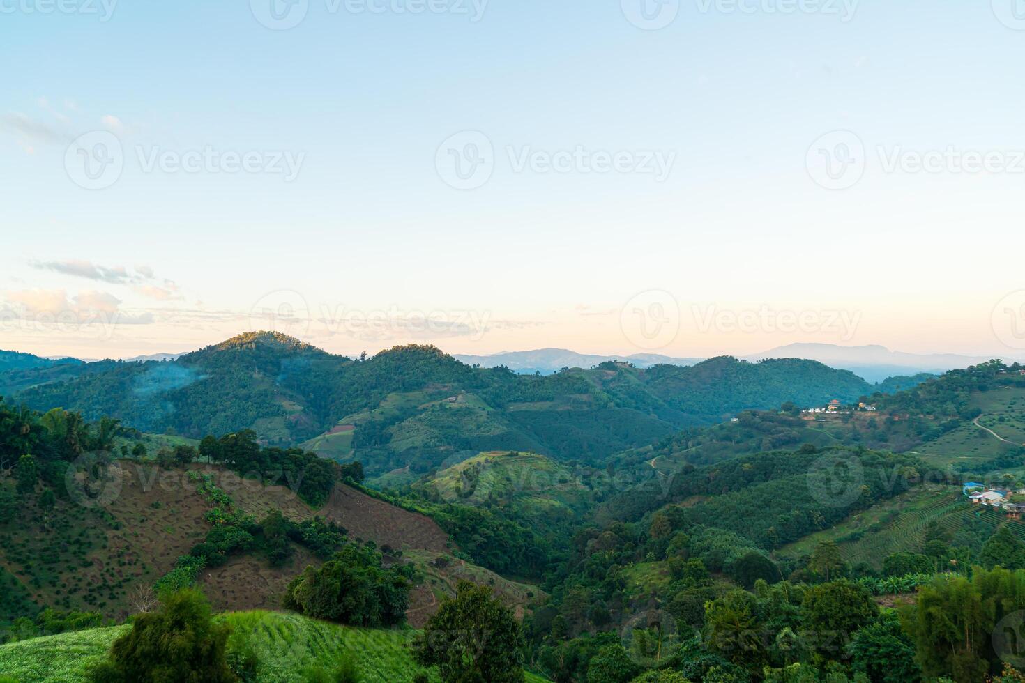 hermosa colina de montaña con cielo foto