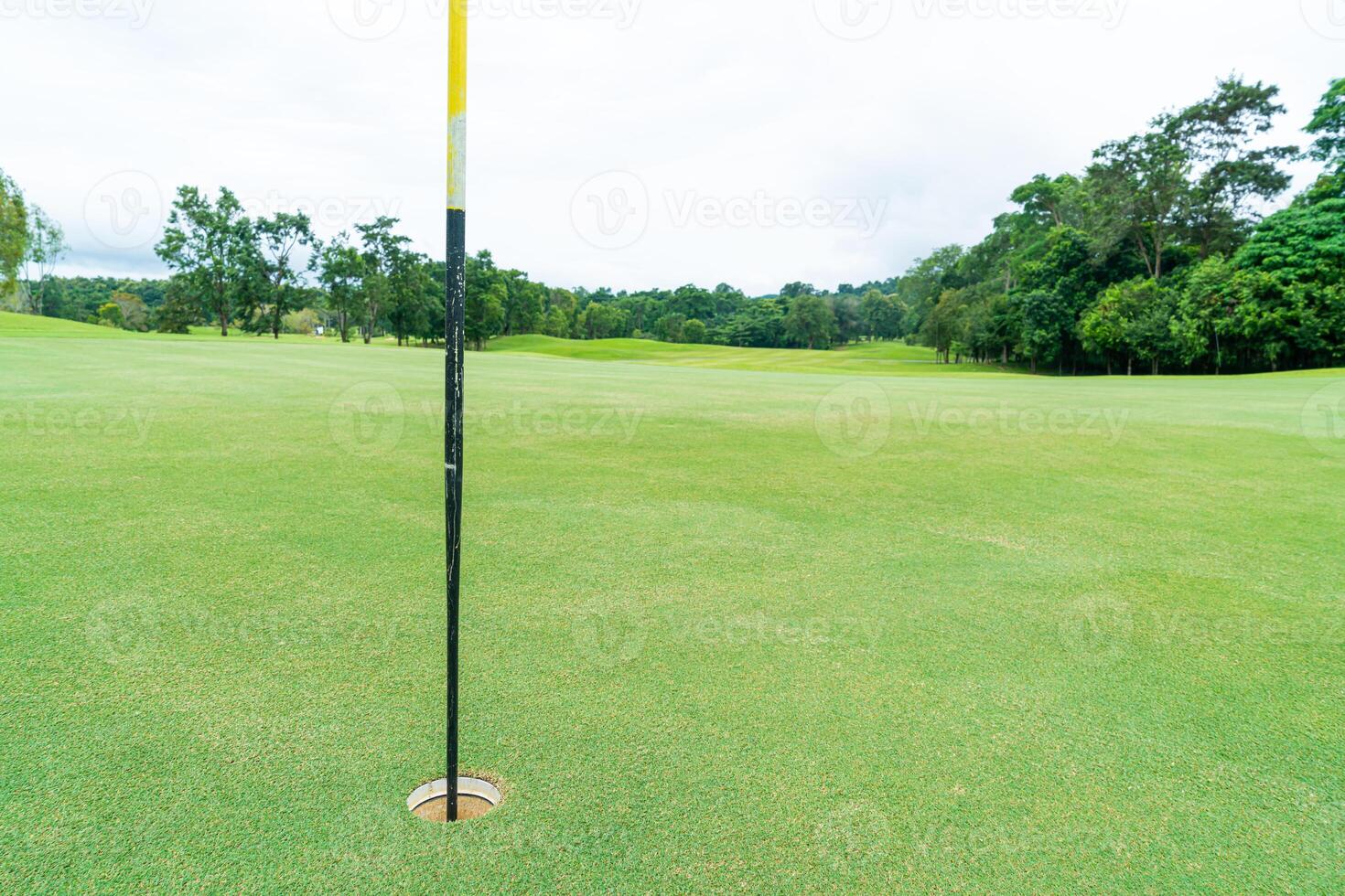 green con bunkers de arena en campo de golf foto