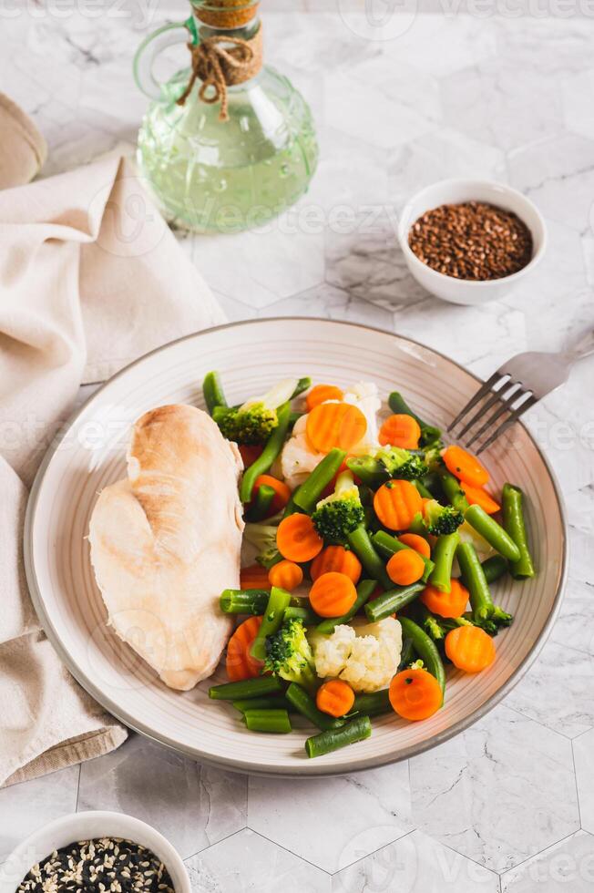 hervido clasificado vegetales y pollo filete para dieta comida en un plato vertical ver foto