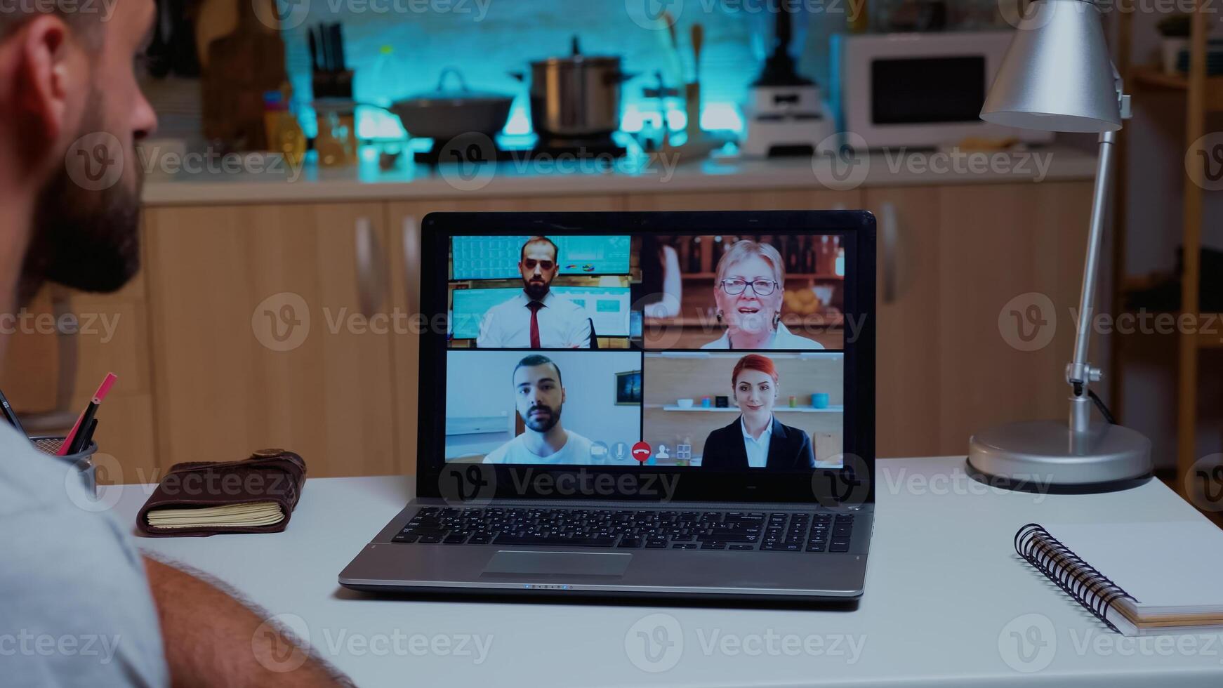 negocio hombre teniendo corporativo reunión utilizando ordenador portátil trabajando remotamente tarde a noche. utilizando moderno tecnología red inalámbrico hablando en vídeo conferencia a medianoche haciendo tiempo extraordinario foto