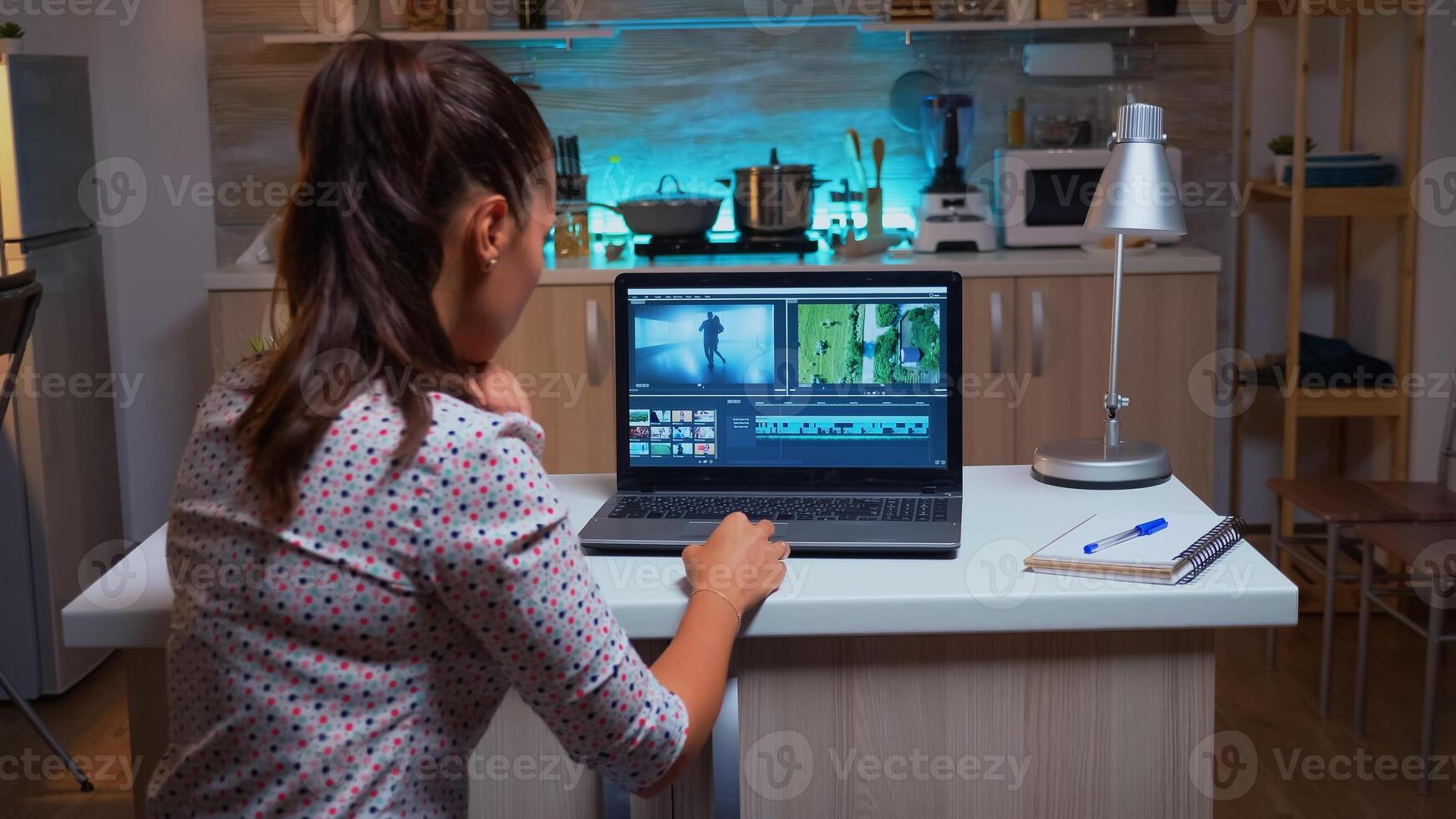 joven sonido ingeniero trabajando en vídeo imágenes durante enviar producción. contenido creador en hogar edición en montaje de película utilizando moderno software para Procesando tarde a noche. foto